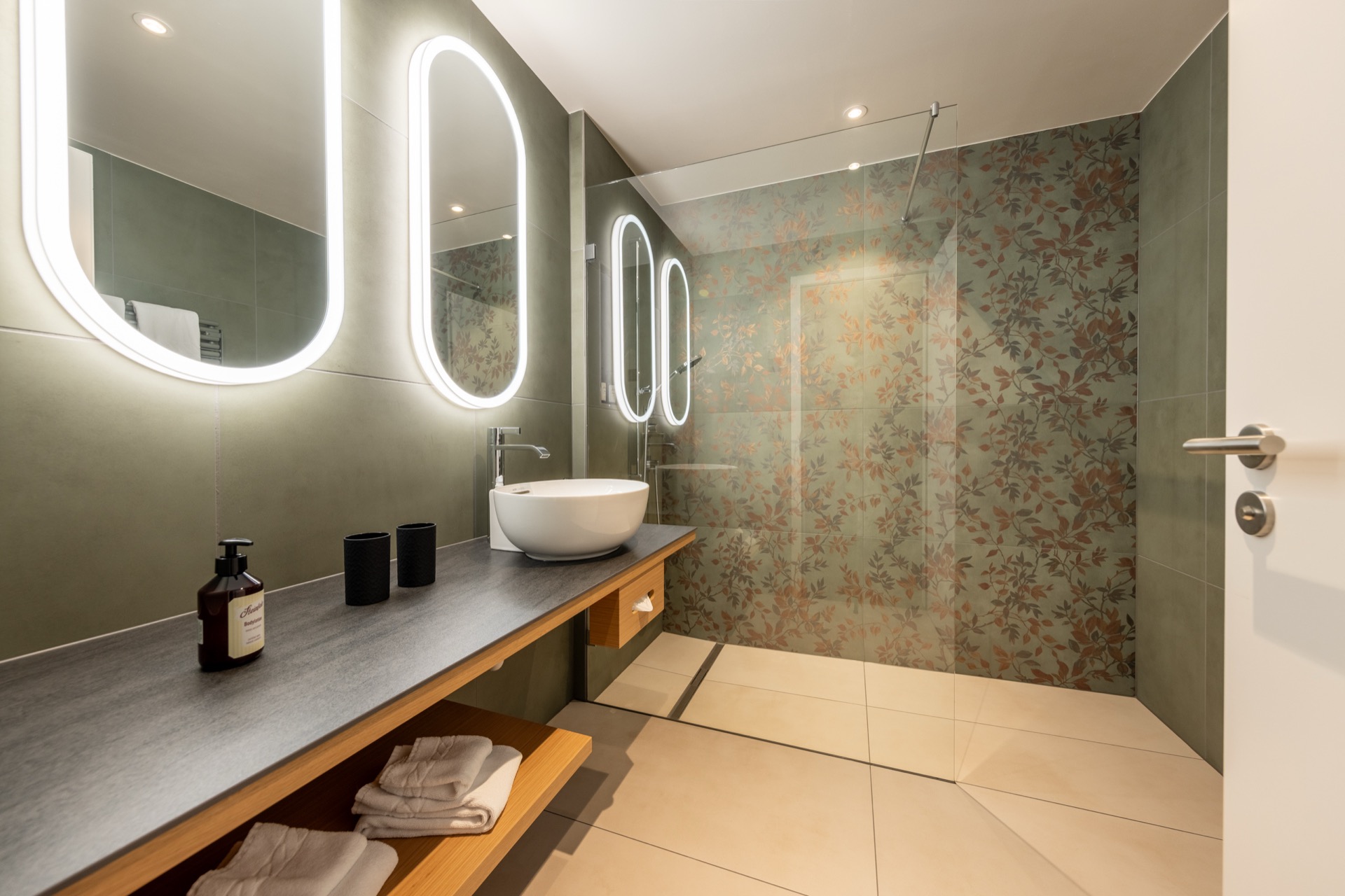 Modernes Badezimmer mit Dusche