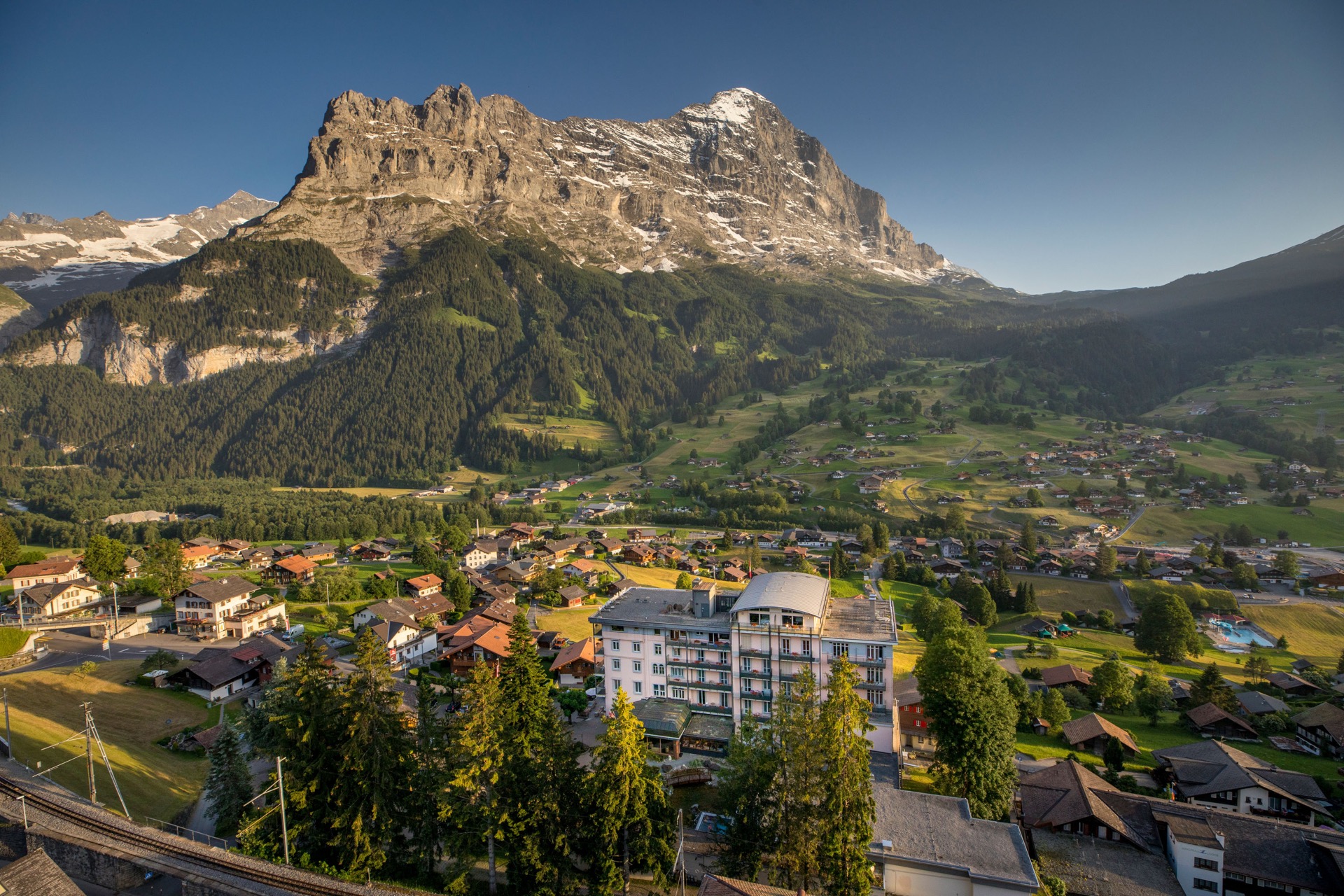 Hotel Belvedere Grindelwald – Aussenansicht mit Eiger-Panorama