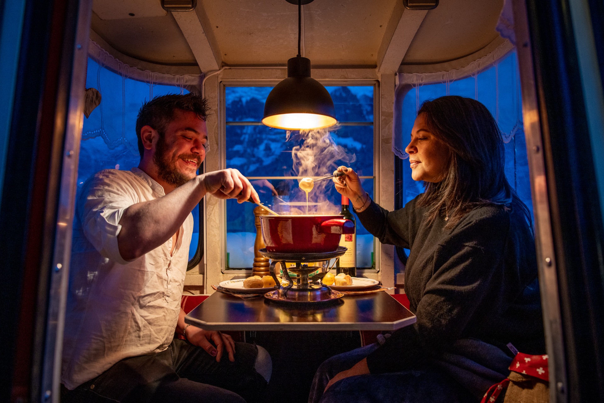 Fondue-Gondel Innenansicht am Abend