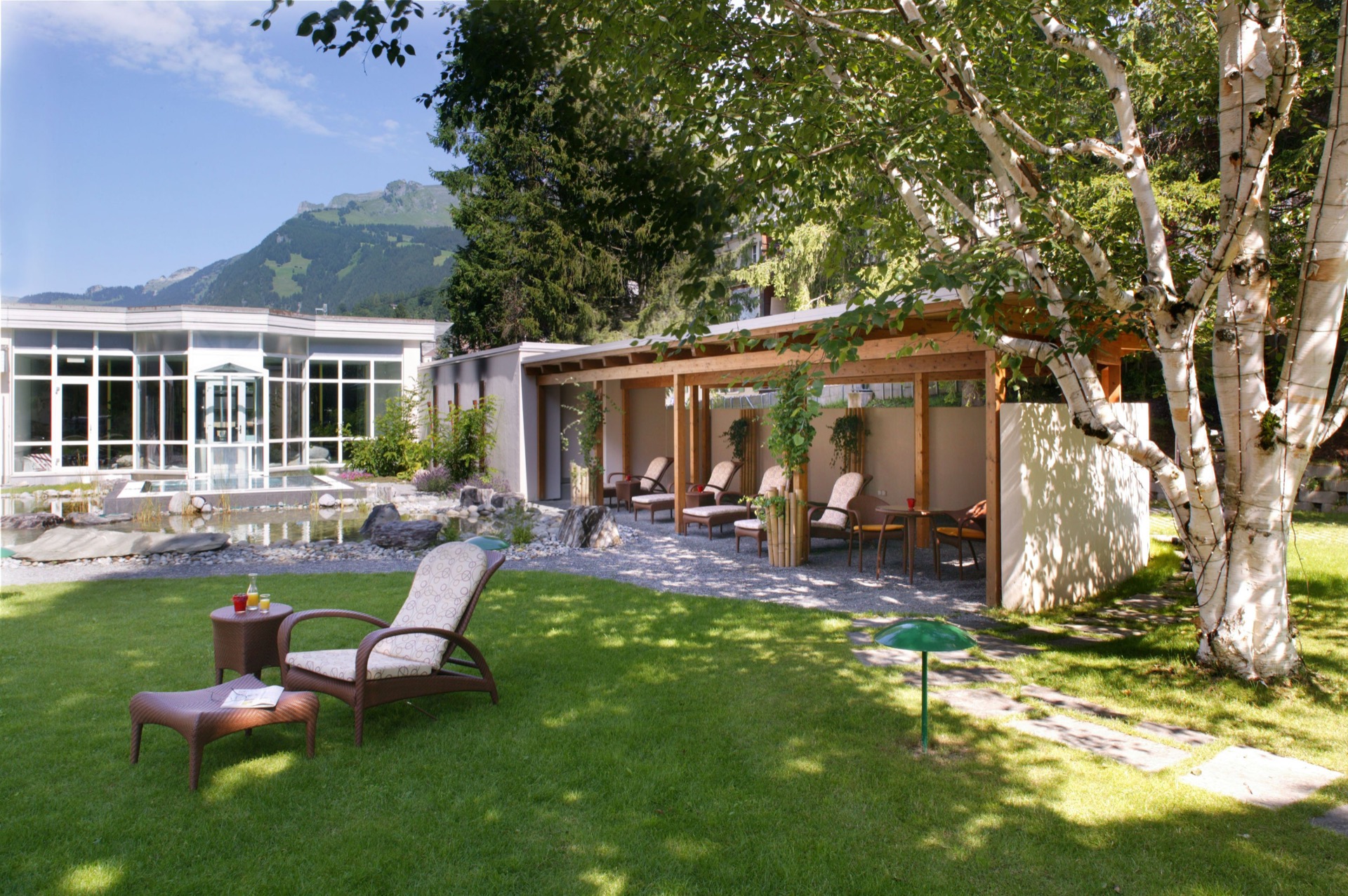 Hotelgarten im Sommer